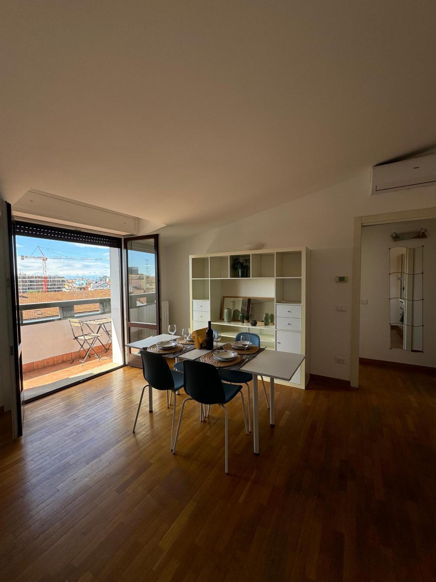 Appartamento Isola- Attico Con Balcone Milan Exterior photo